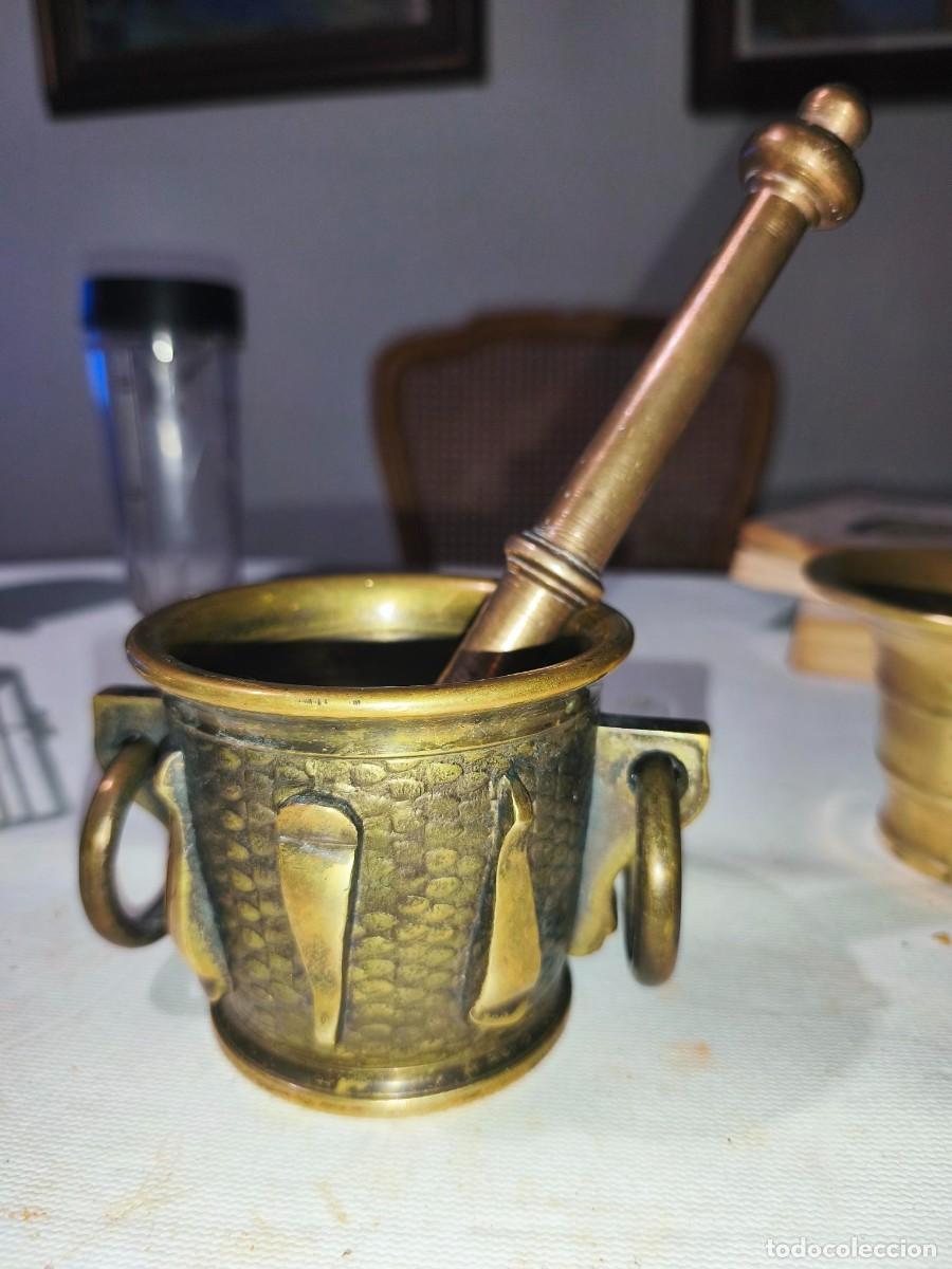 Antig&uuml;edades: almirez y mano de bronce con decoraci&oacute;n de escamas