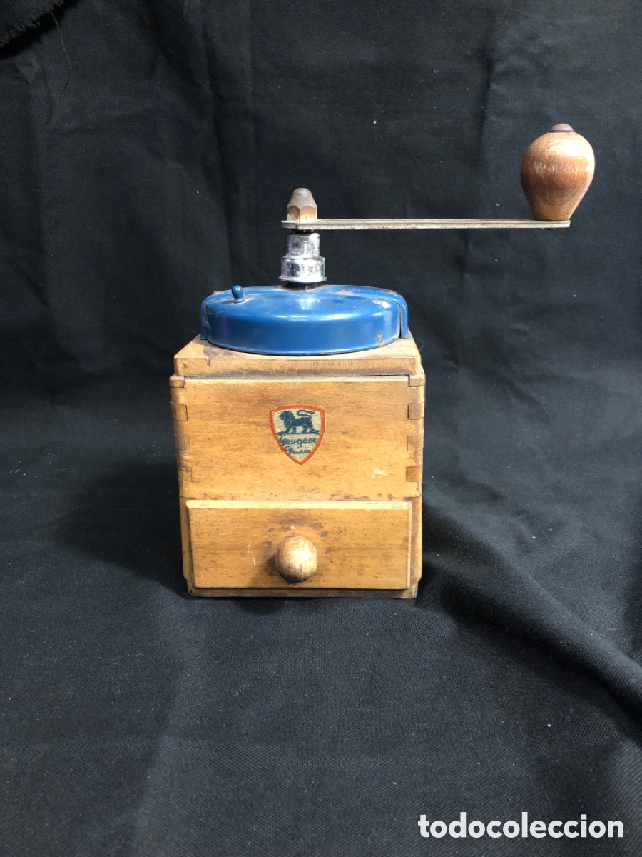 Antig&uuml;edades: Antiguo molinillo de caf&eacute; Peugeot Fr&egrave;res. Madera y metal azul. A&ntilde;os 50