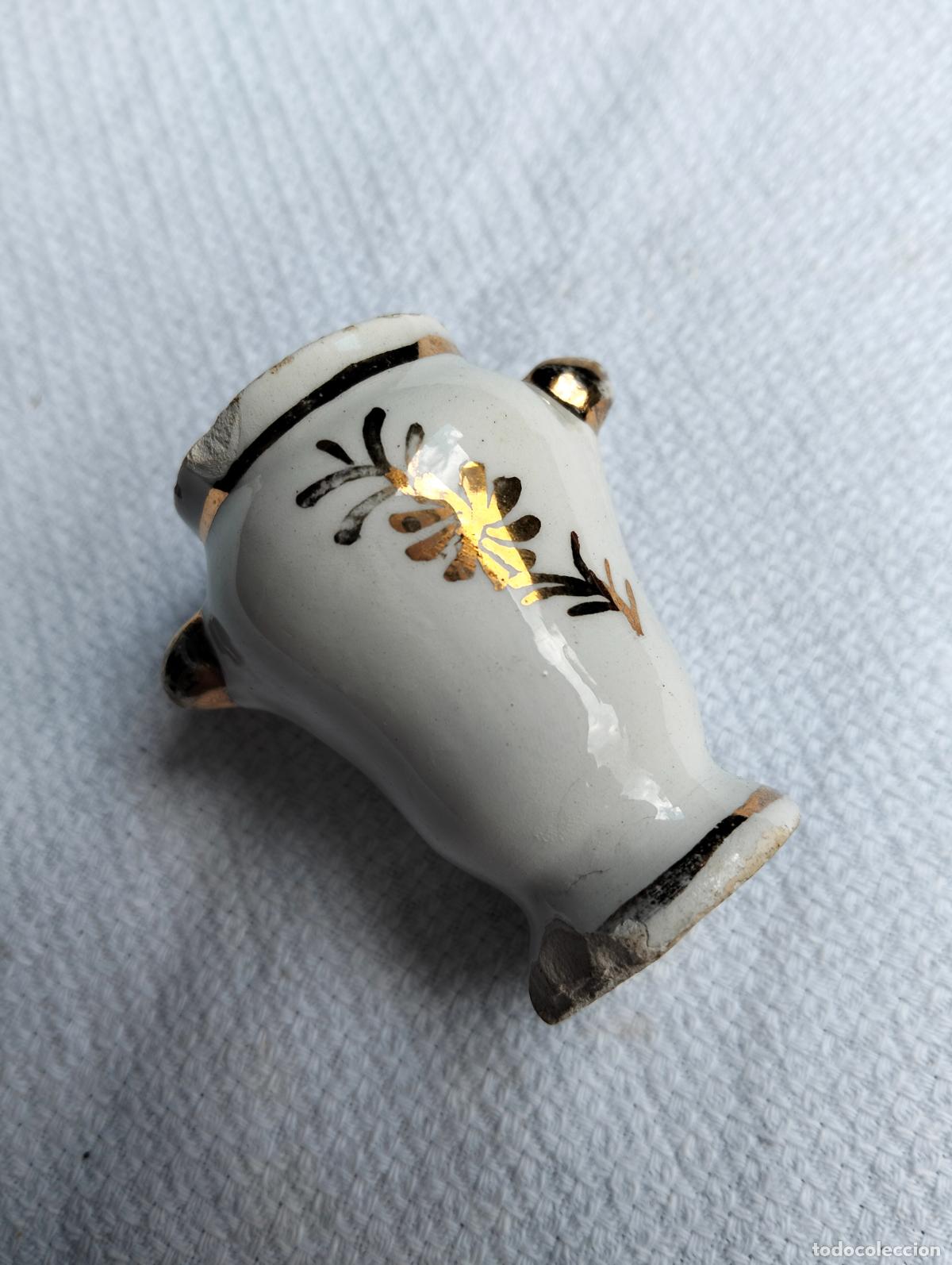 Antiquit&auml;ten: Peque&ntilde;o jarr&oacute;n florero de porcelana blanca con decoraciones doradas en miniatura de los a&ntilde;os 60