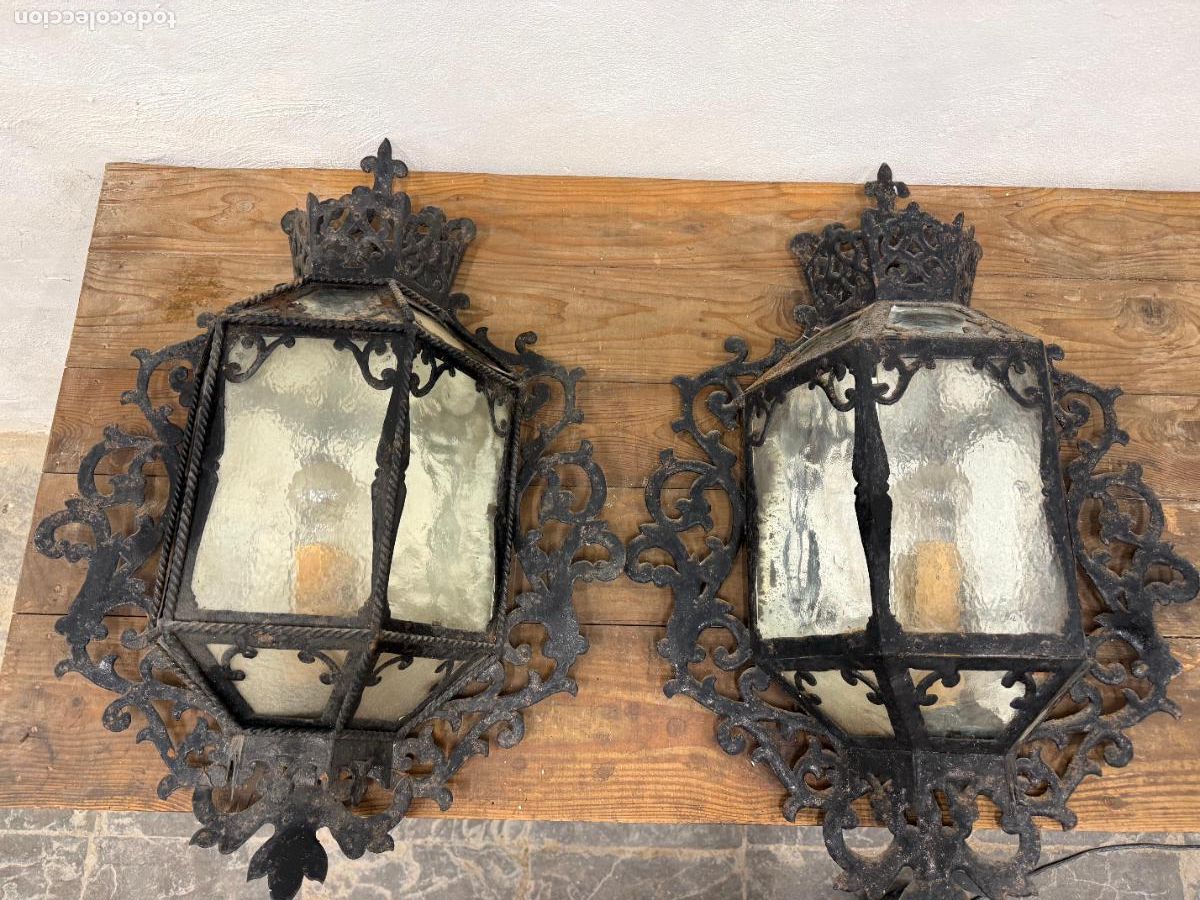 Antig&uuml;edades: ANTIGUA PAREJA DE FAROLES APLIQUES DE FORJA Y CRISTAL - MEDIDA 72X52 CM
