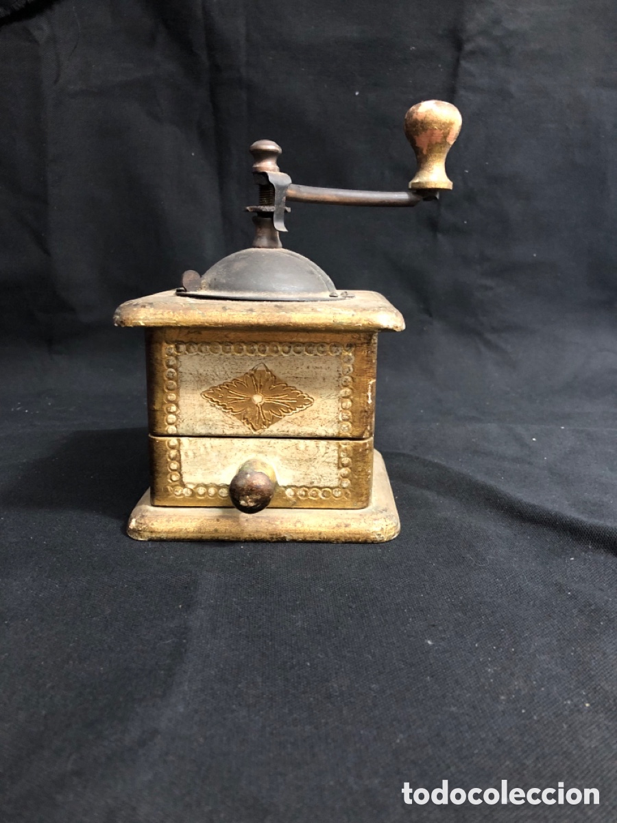 Antig&uuml;edades: Antiguo molinillo de caf&eacute; manual de sobremesa, madera dorada y decorada, siglo XIX / XX