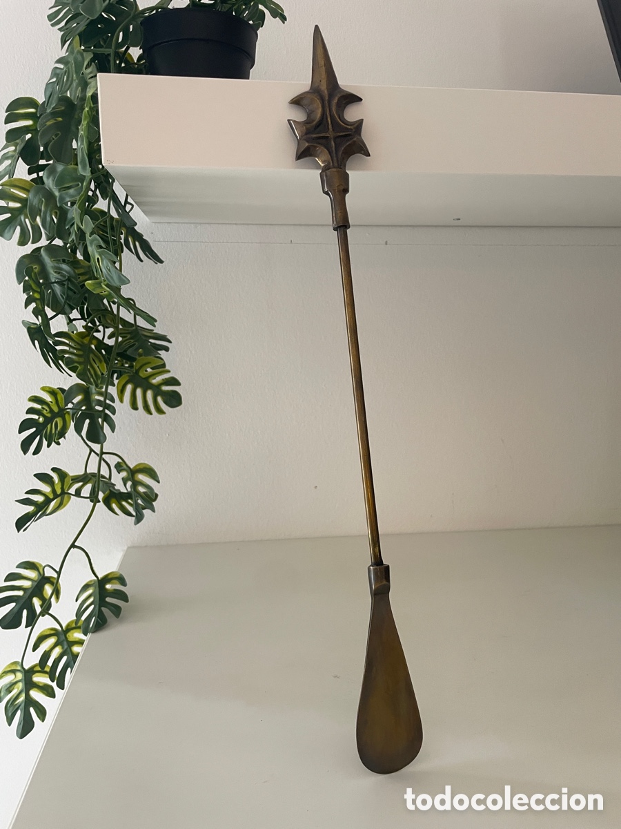 Antig&uuml;edades: Calzador met&aacute;lico con pieza decorativa desenroscable.