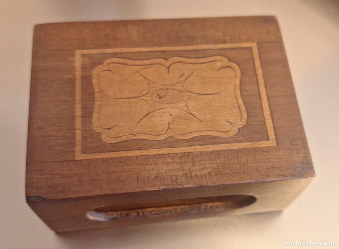 Antig&uuml;edades: Antigua Cerillera Vesta de Madera de Caoba y Marqueter&iacute;a