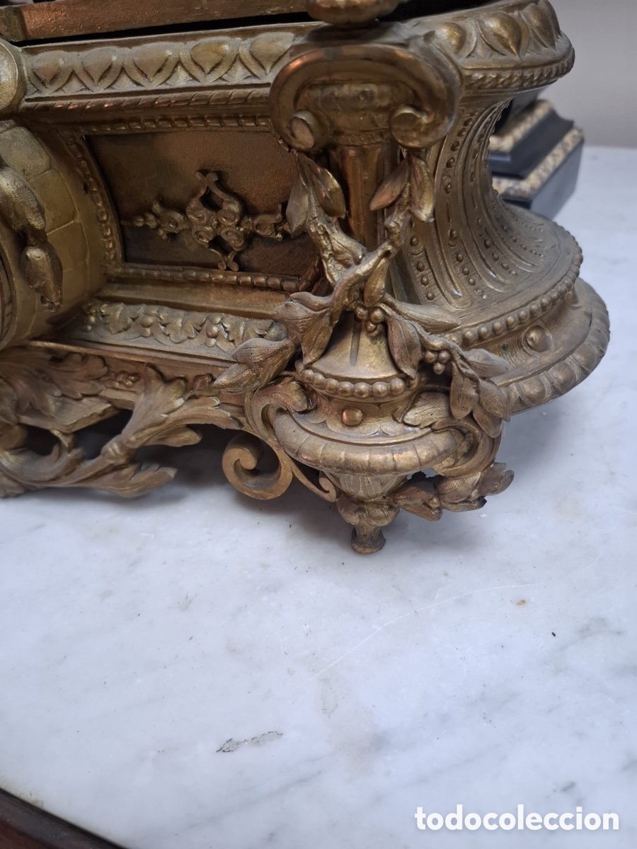 Antig&uuml;edades: Reloj en calamina dorada - Foto 2