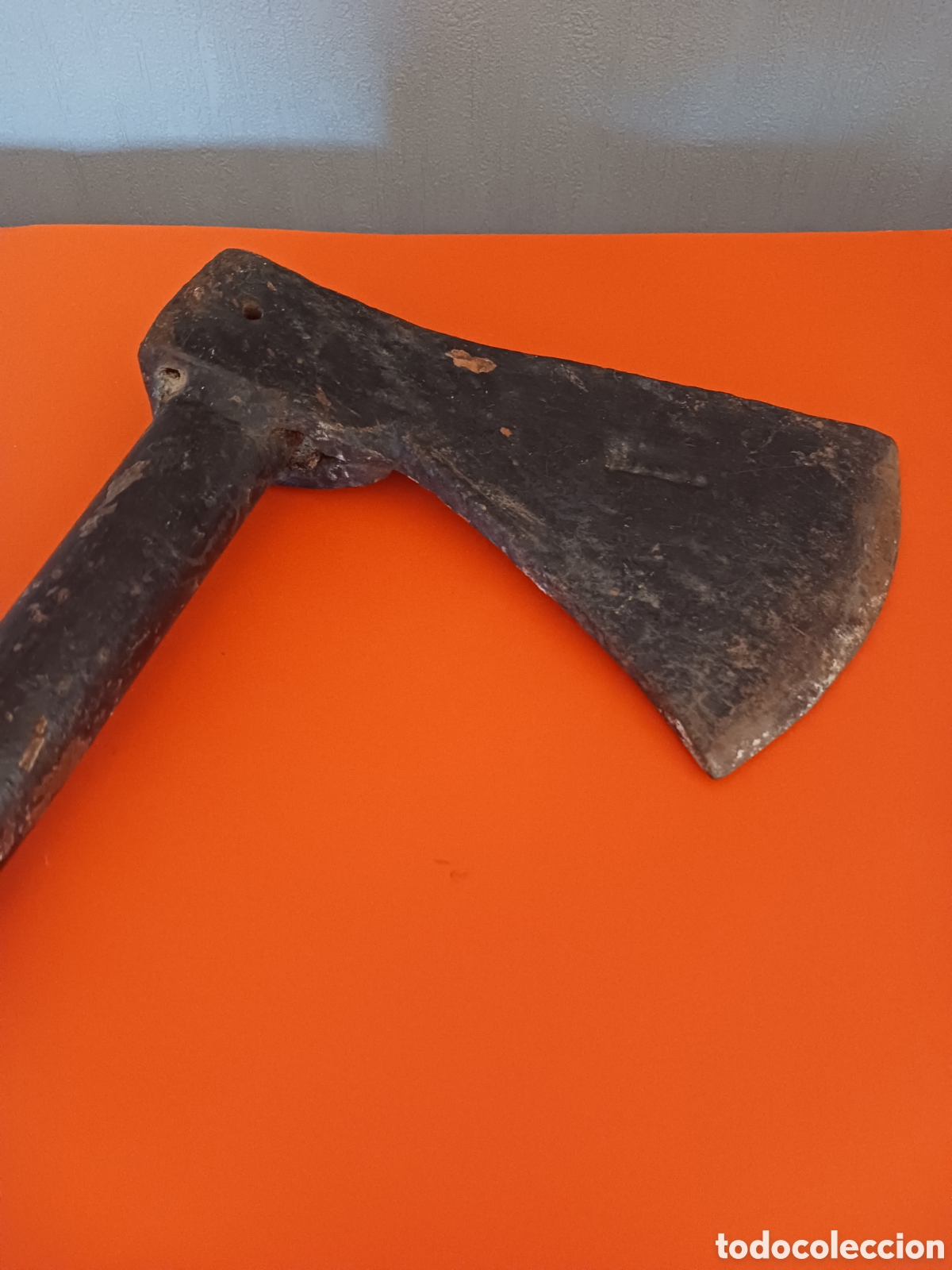 Antig&uuml;edades: Antigua hacha con mango de hierro