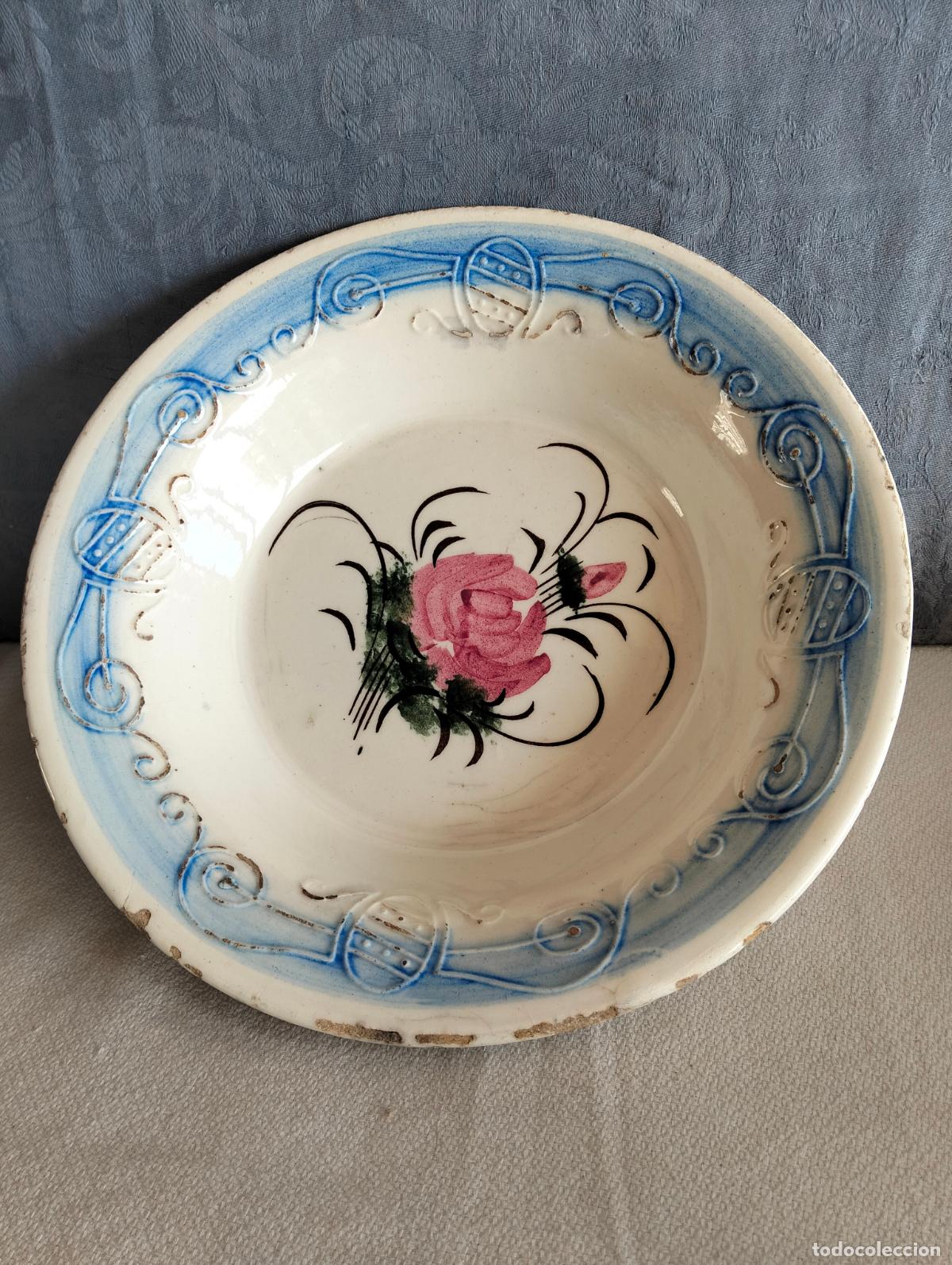 Antig&uuml;edades: Cuenco bol plato de porcelana cer&aacute;mica color blanco filo azul flor central rosa Manises S.XIX