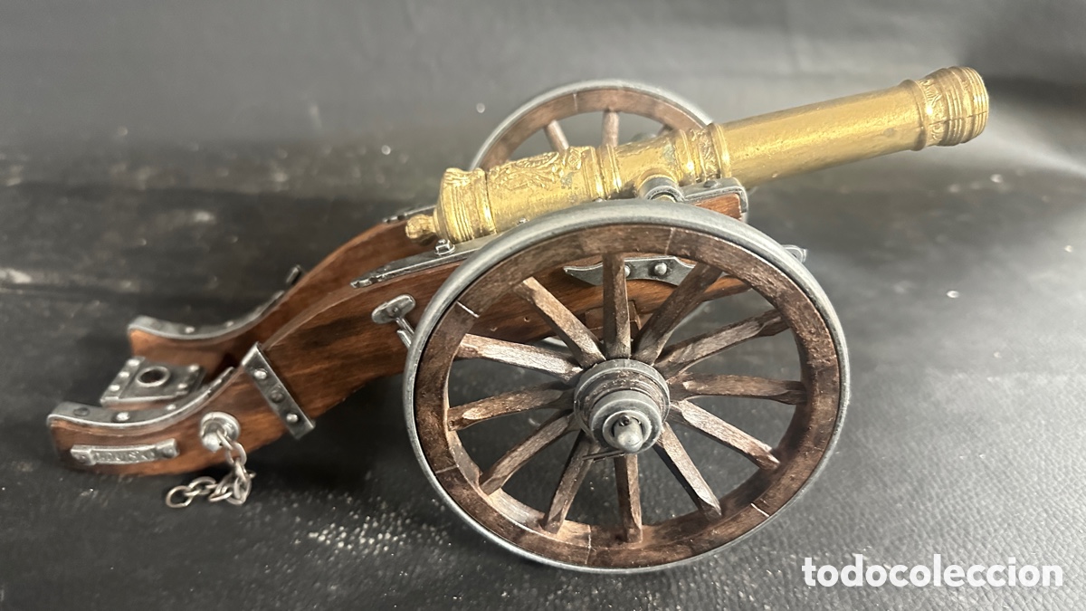 Antig&uuml;edades: Ca&ntilde;&oacute;n de colecci&oacute;n. De madera y metal.