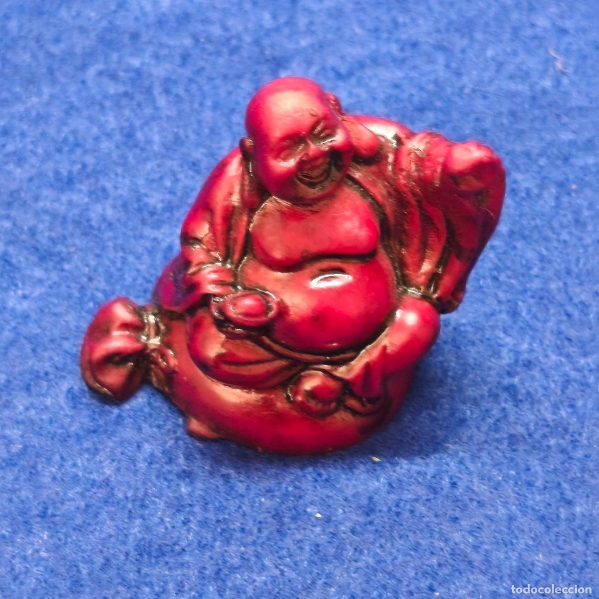 Antig&uuml;edades: BUDA SUERTE EN RESINA ROJA. MED. 50 X 30 MM