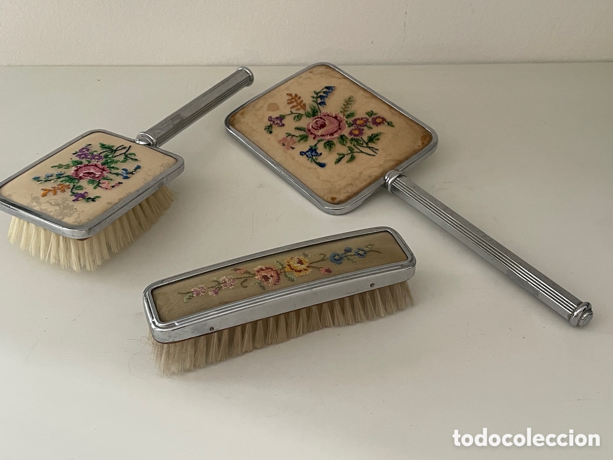 Antig&uuml;edades: Precioso, juego de tocador ingl&eacute;s. Bordado. Cepillo, espejo y cepillo para zapatos.