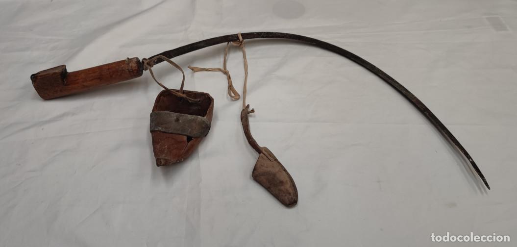 Antig&uuml;edades: ANTIGUA HOZ O CORVILLA CON ZOQUETA DE MADERA Y METAL Y DEDIL DE CUERO, 65 CM LA HOJA