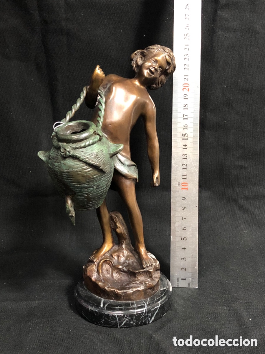 Antig&uuml;edades: Antigua escultura de bronce patinado y m&aacute;rmol negro - Ni&ntilde;o con &aacute;nfora / Aguador (Estilo Cl&aacute;sico)
