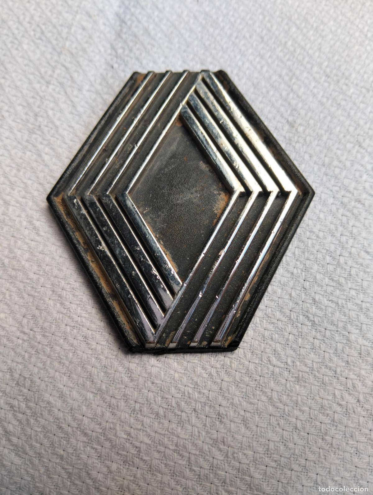 Antig&uuml;edades: Anagrama insignia chapa de la Renault 18 procedente de coche de los a&ntilde;os 70-80