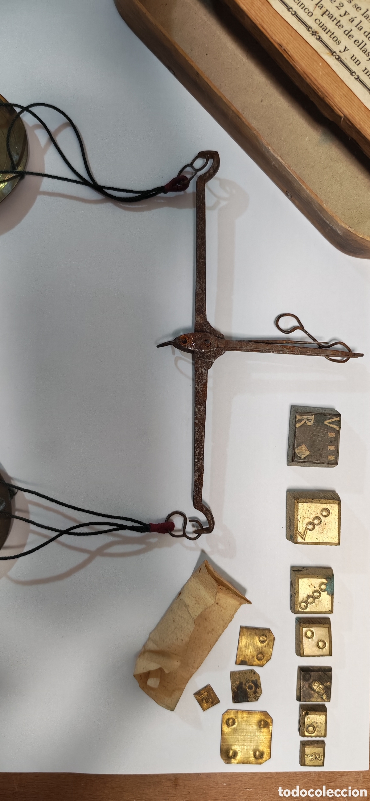 Antig&uuml;edades: B&aacute;scula antigua para pesar monedas de oro - Foto 2