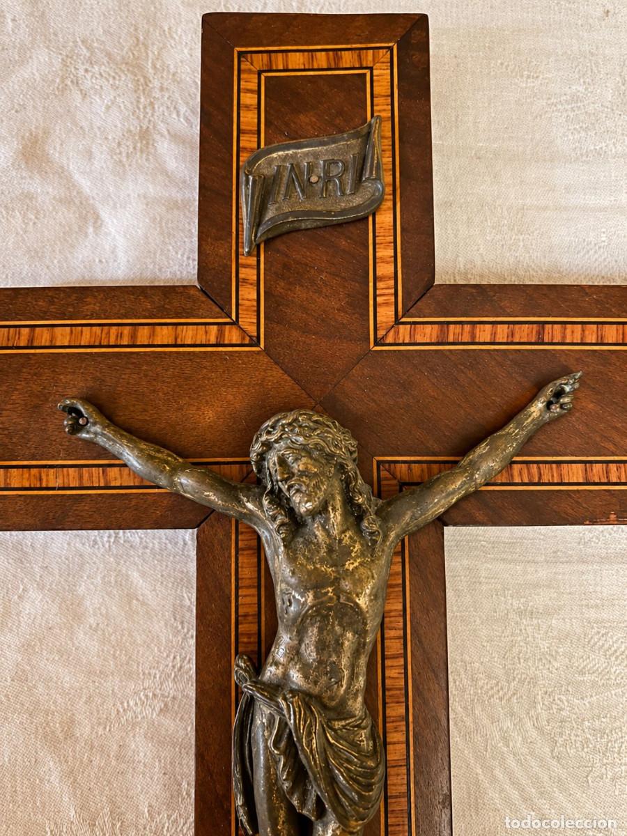 Antig&uuml;edades: Crucifijo con Cristo en plata sobre cruz de madera con marqueter&iacute;a