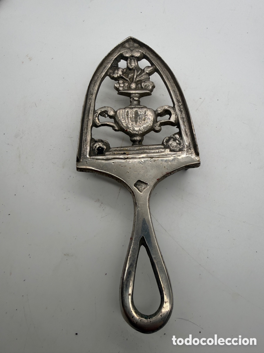 Antig&uuml;edades: Antiguo salvamanteles posaplancha de metal plateado, c.1900
