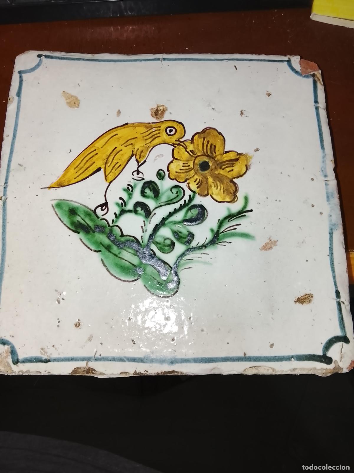 Antig&uuml;edades: Azulejo de Manises (Valencia) del Siglo XVIII - Serie de Aves - P&aacute;jaro y Flor - 18x18 cm