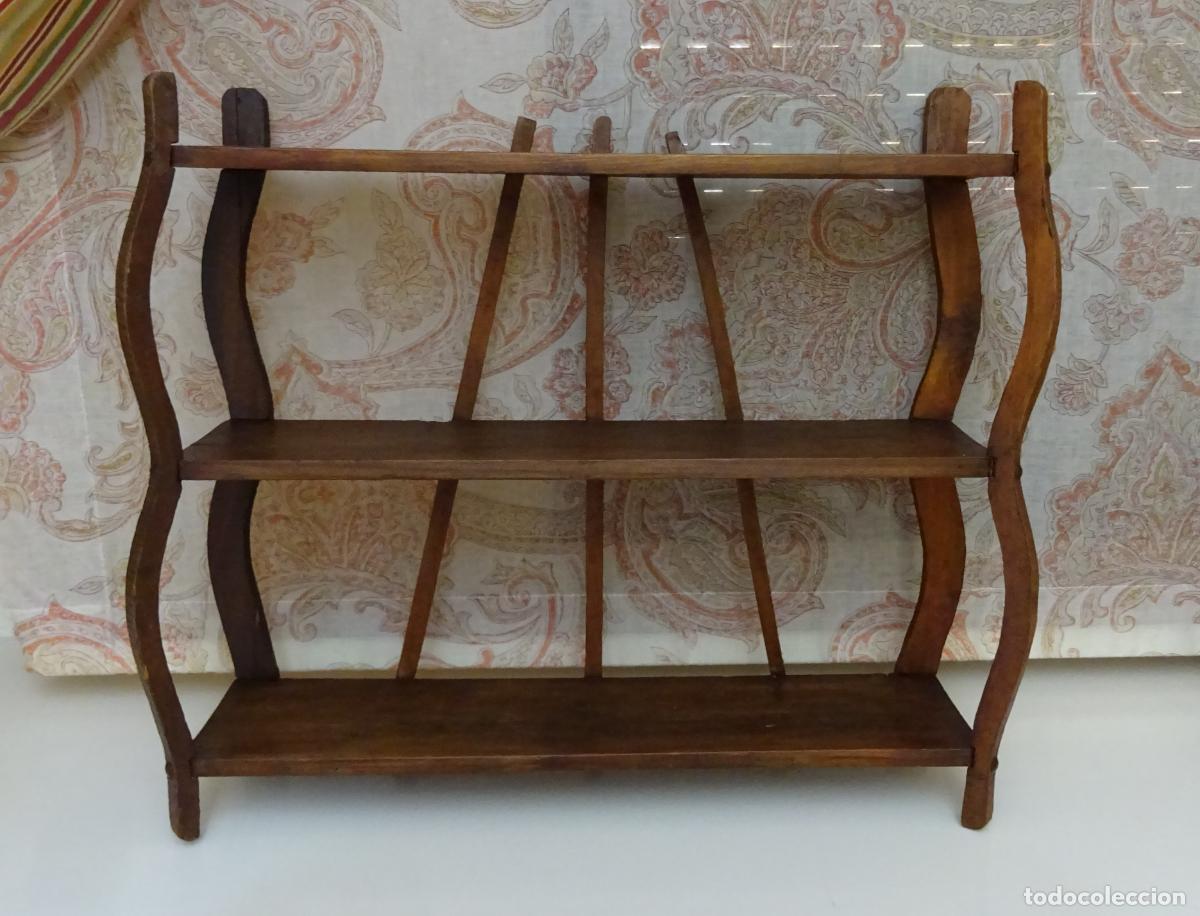 Antig&uuml;edades: REPISA / ESTANTER&Iacute;A R&Uacute;STICA DE MADERA CON TRES BALDAS. MODERNISTA