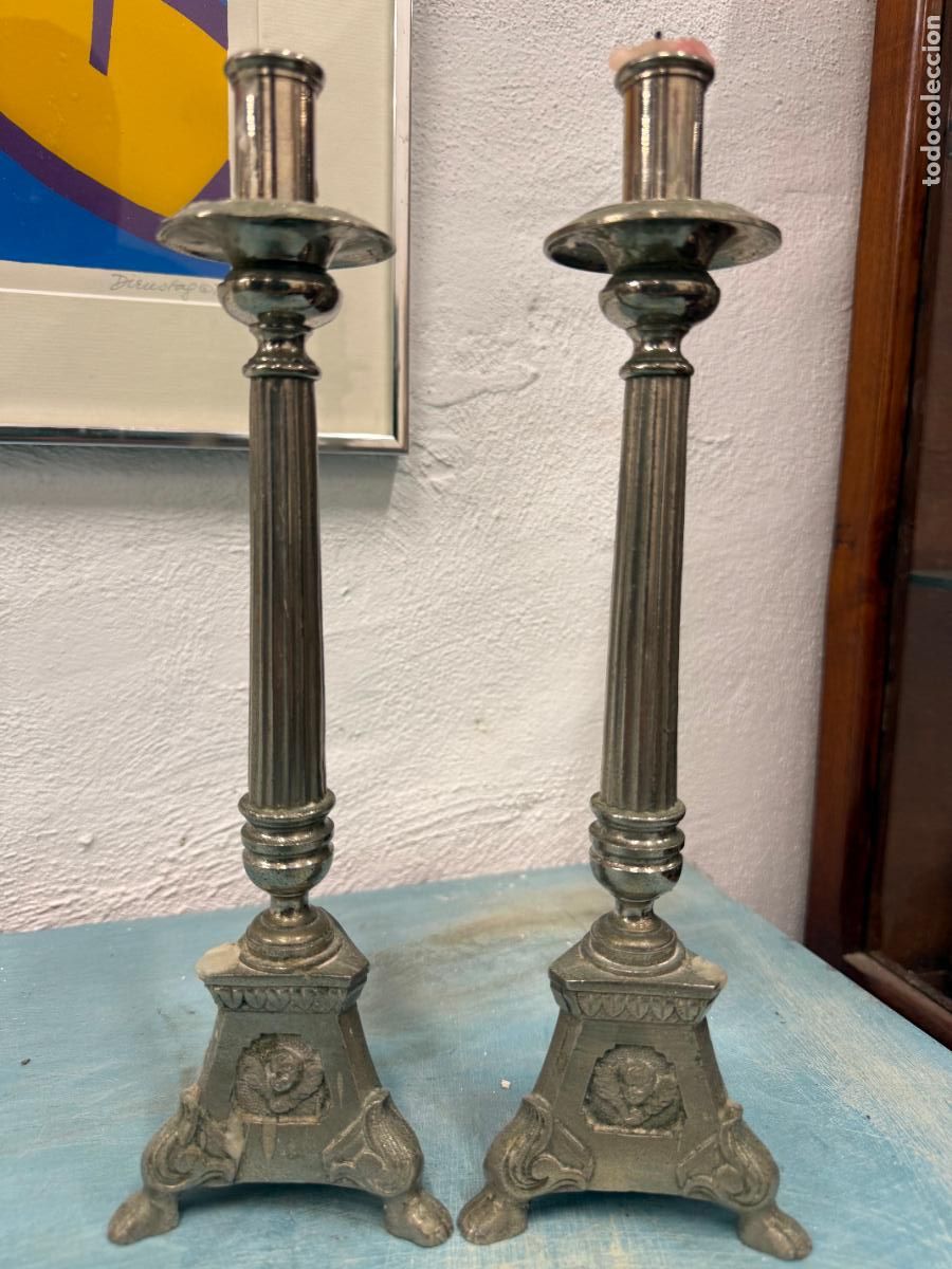 Antig&uuml;edades: ANTIGUA PAREJA DE CANDELEROS DE METAL - MEDIDA 30 CM - RELIGIOSO