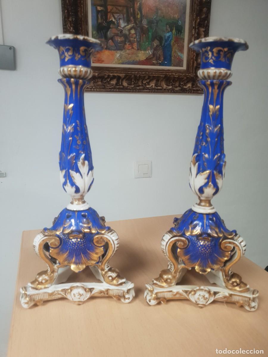 Antig&uuml;edades: Pareja candelabros porcelana viejo paris