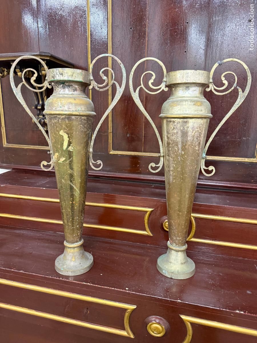 Antig&uuml;edades: ANTIGUA PAREJA DE JARRAS DE METAL PARA IMAGEN RELIGIOSA - MEDIDA 55X25 CM