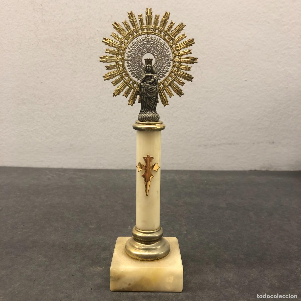 Antig&uuml;edades: FIGURA VIRGEN DEL PILAR - DE METAL SOBRE COLUMNA DE MARMOL O SIMILAR - 21,5 X 5,5 X 5,5 CM / 1665