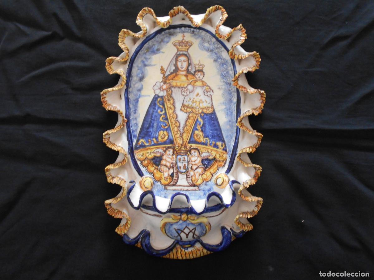 Antig&uuml;edades: BONITO BENDITERO DE CERAMICA CON LA VIRGEN DE LOS DESAMPARADOS REALIZADO Y PINTADO A MANO