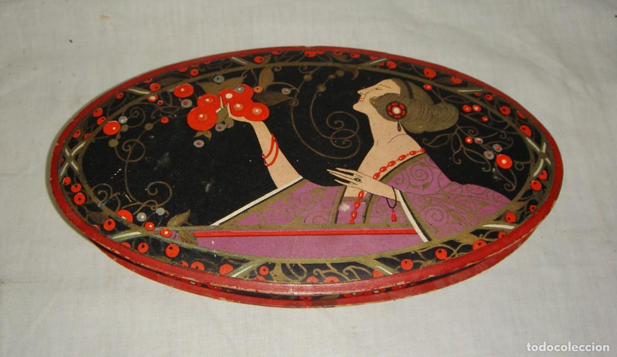 Antig&uuml;edades: Caja ovalada Art D&eacute;co &middot; Cart&oacute;n r&iacute;gido &middot; Dama con flores &middot; ca. 1925&ndash;1940