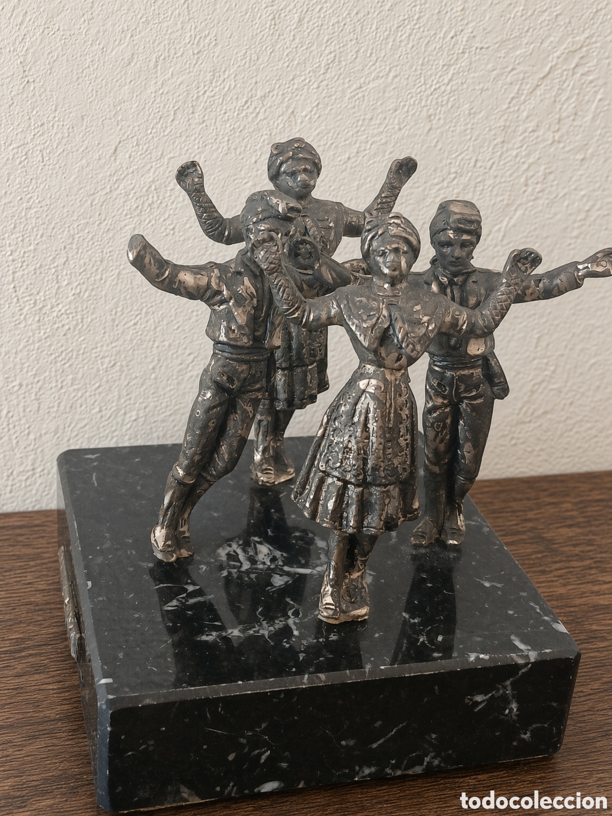 Antig&uuml;edades: Figura de metal de la Sardana (baile tradicional catal&aacute;n) sobre peana de m&aacute;rmol