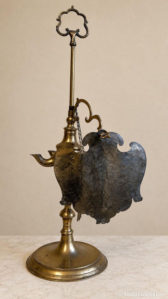 Antig&uuml;edades: L&aacute;mpara de aceite / candelabro de sobremesa de lat&oacute;n