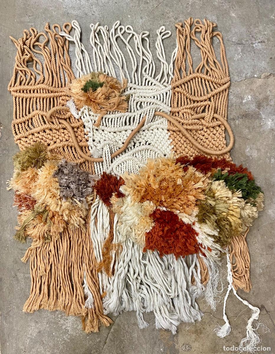 Antig&uuml;edades: Tapiz de macram&eacute; y lana, 1970&rsquo;s, grandes dimensiones. 150x122cm