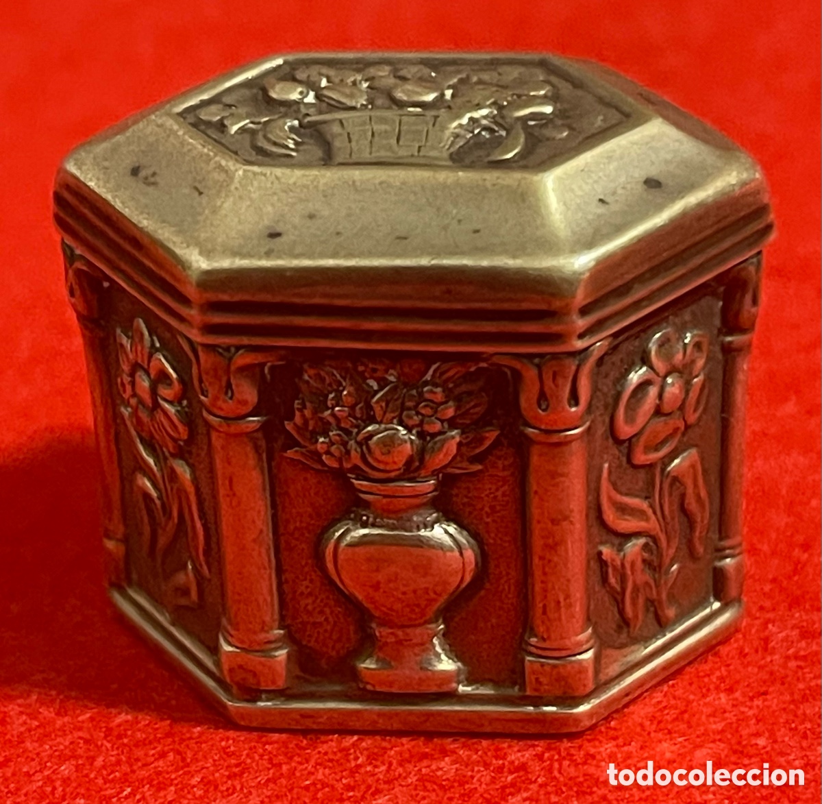 Antig&uuml;edades: Bonita caja Pastillero antigua en plata de ley contrastada.