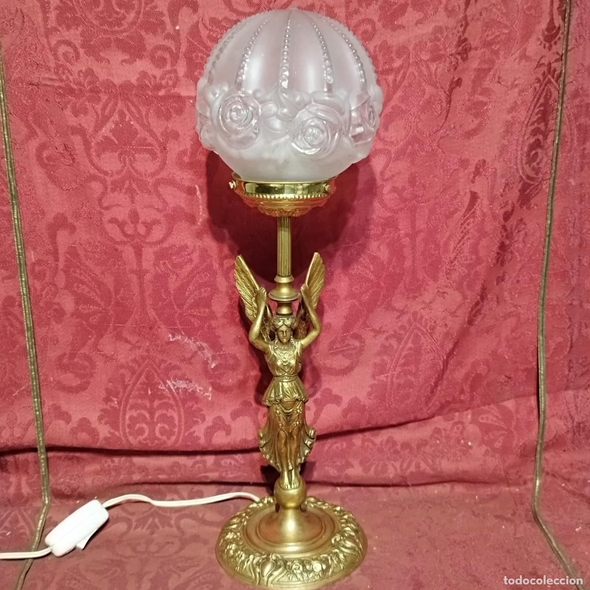 Antig&uuml;edades: LAMPARA SOBREMESA DE FIGURA FEMENINA ANGEL DE BRONCE CON TULIPA GLOBO CRISTAL ESMERILADO