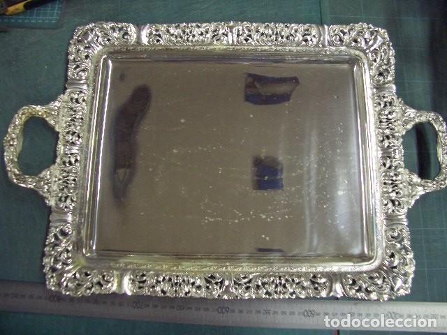 Antig&uuml;edades: bandeja de servir rectangular con asas integradas, de estilo cl&aacute;sico y ornamental.