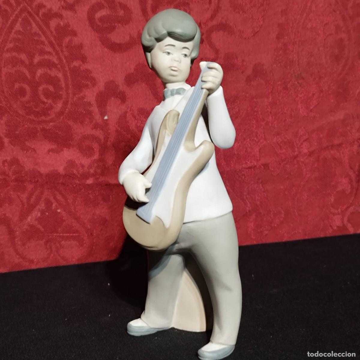 Antig&uuml;edades: FIGURA PORCELANA LLADRO - JOVEN TOCANDO LA GUITARRA -