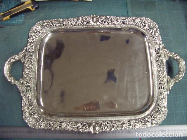 Antig&uuml;edades: Gran bandeja de servir rectangular con asas firmes Alpaca - Foto 1