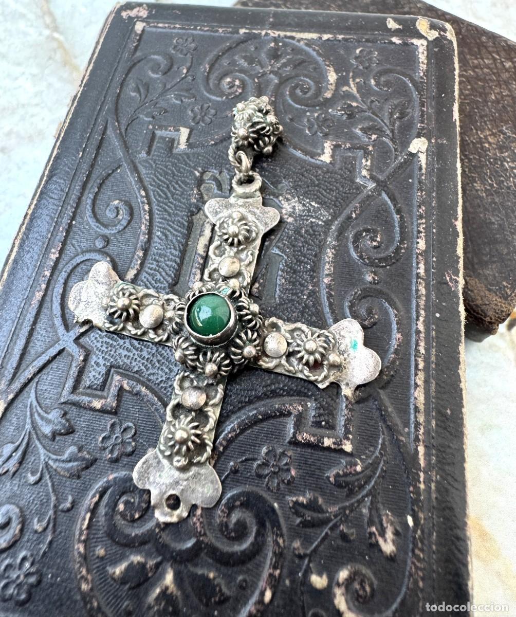 Antig&uuml;edades: Colgante de plata antigua con una cruz y una piedra verde | Joyas religiosas con un elegante dise&ntilde;o