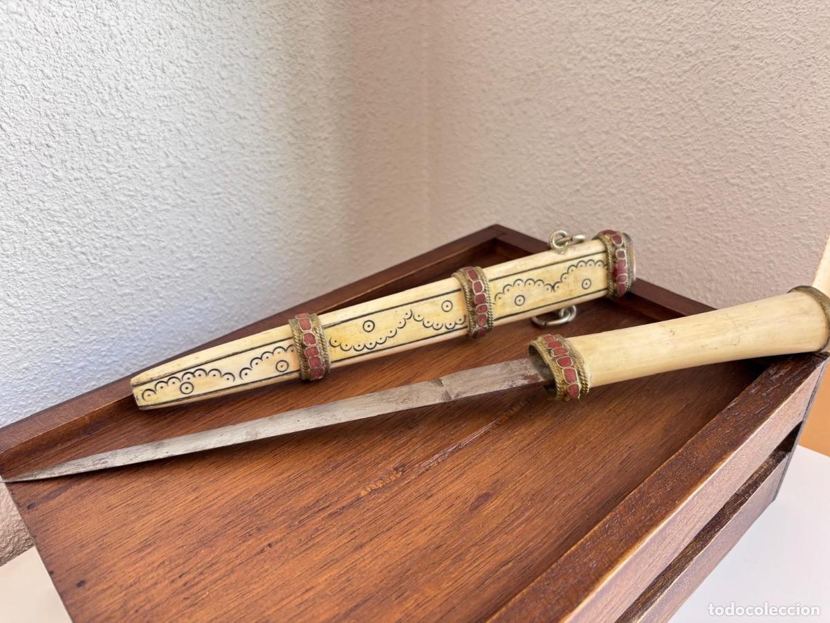 Antig&uuml;edades: Daga Oriental de Caza &ndash; Estilo Mongol de Hueso Tallado