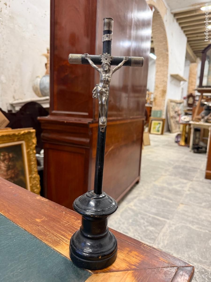 Antig&uuml;edades: ANTIGUO CRISTO CRUCIFICADO SOBRE MESA DE MADERA Y METAL - MEDIDA TOTAL 33 CM - RELIGIOSO