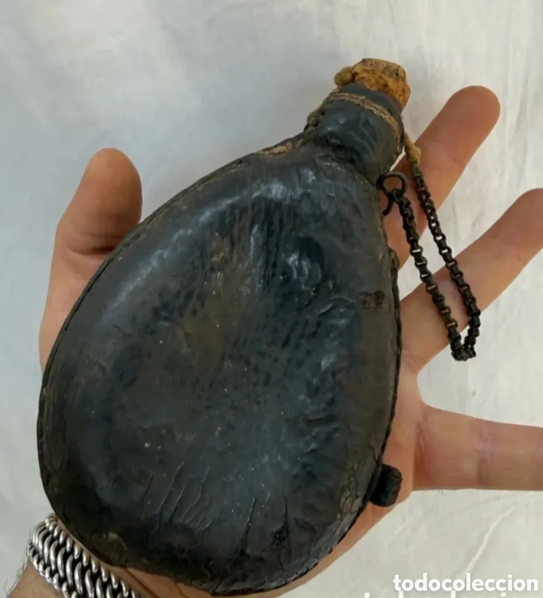 Antig&uuml;edades: Antigua polvorera de piel del siglo XVIII. Con tap&oacute;n y cadena autenticos. Militar - B&eacute;lico - Armas