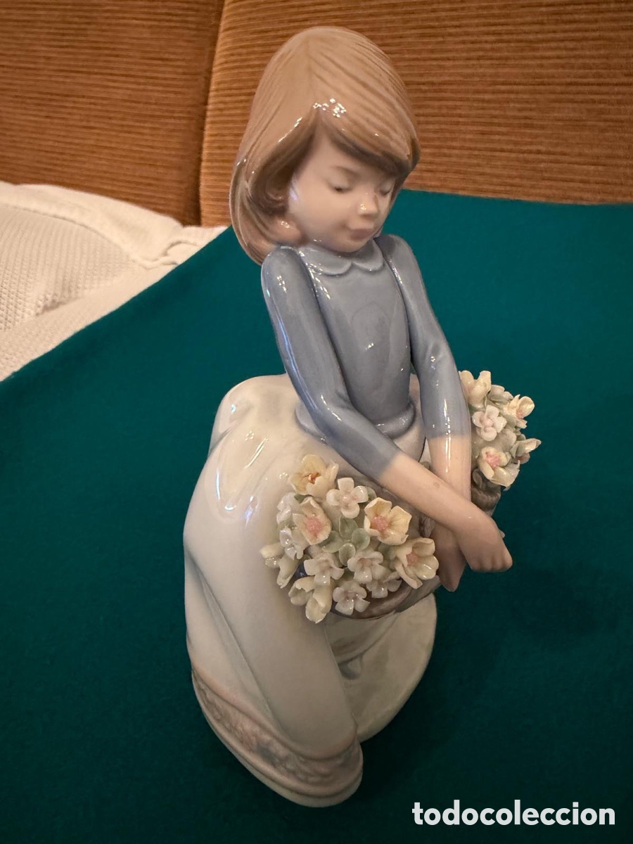 Antig&uuml;edades: Figura Lladro Ni&ntilde;a con Flores Porcelana Lladr&oacute;