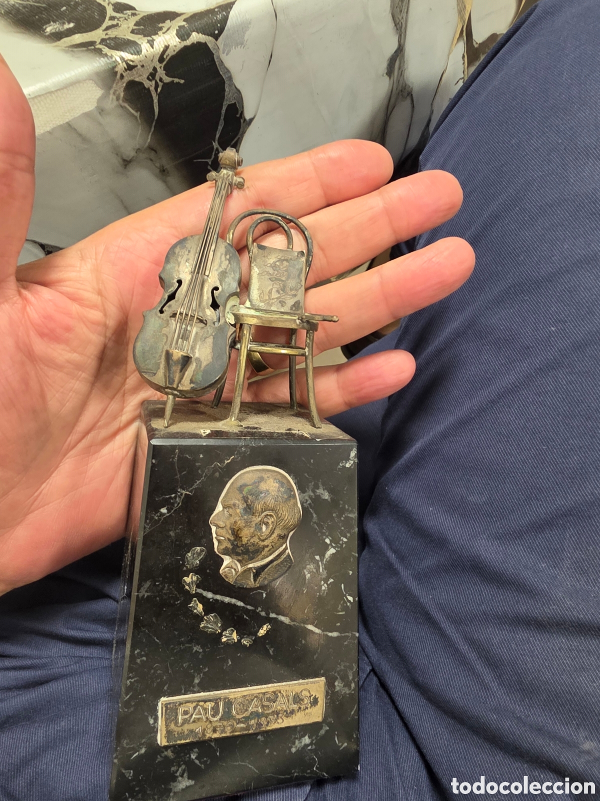 Antig&uuml;edades: pieza es una figura conmemorativa en miniatura dedicada a Pau Casals
