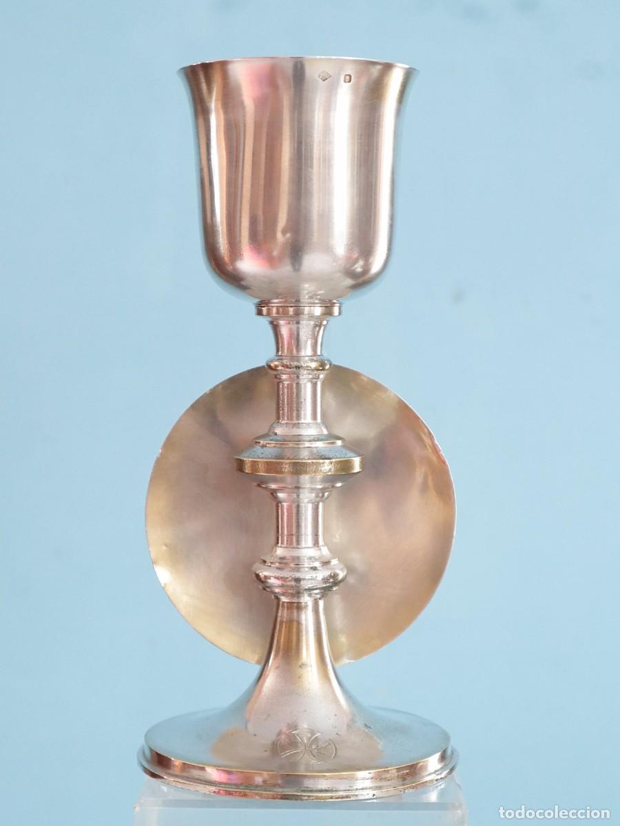 Antig&uuml;edades: C&aacute;liz lit&uacute;rgico con copa de plata punzonada y patena a juego de plata. Siglo XIX. Mide 22 cm.