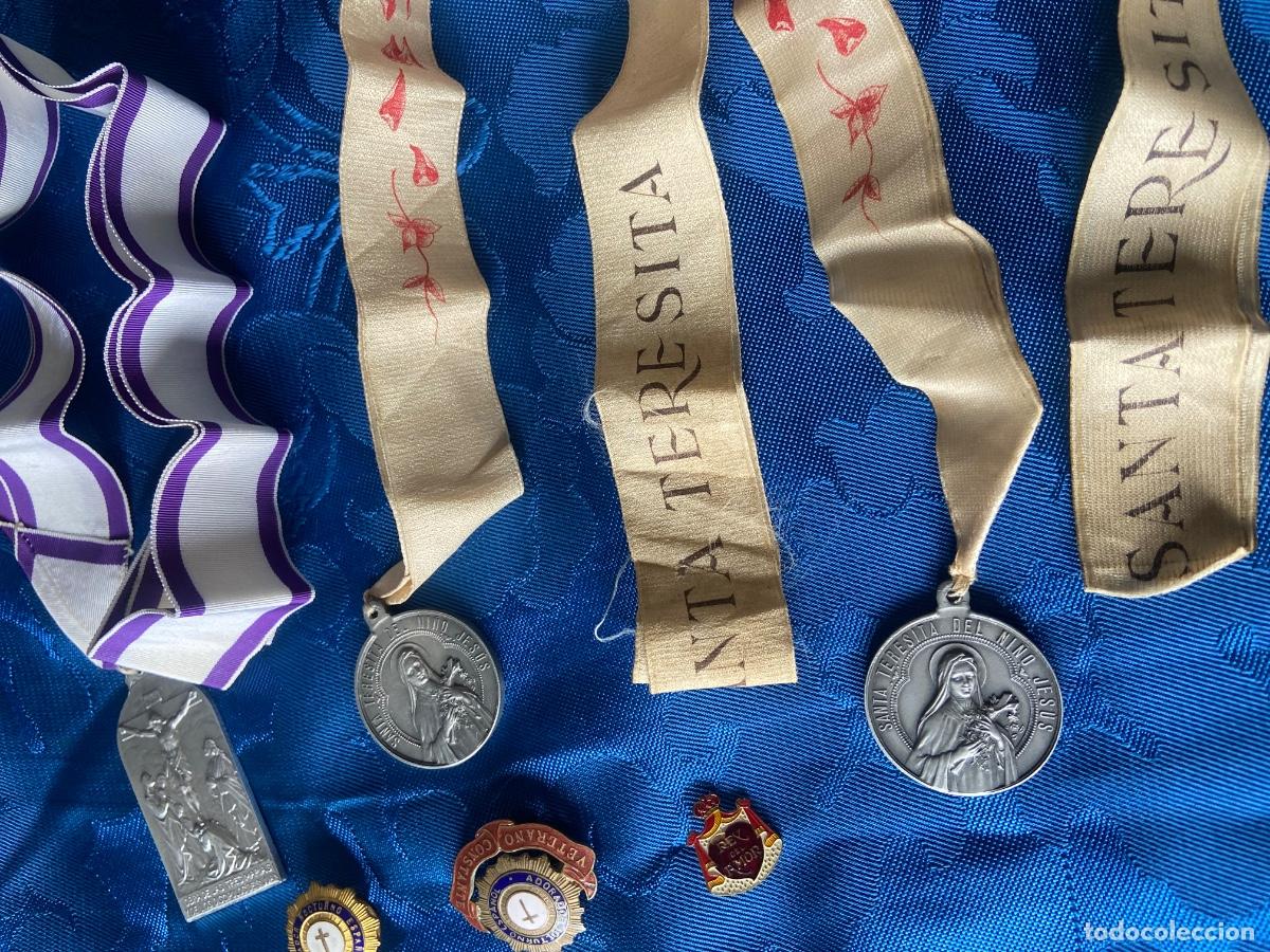 Antig&uuml;edades: LOTE DE 3 INSIGNIAS Y 3 MEDALLAS