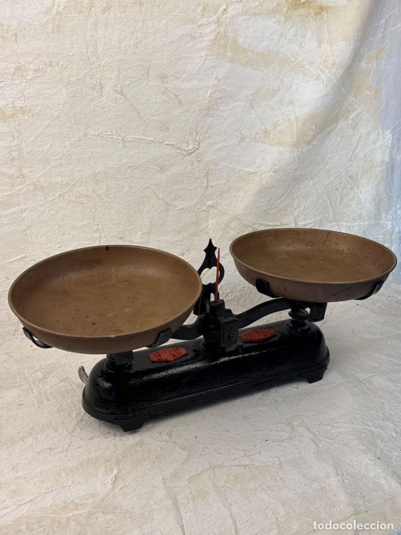 Antig&uuml;edades: Balanza Antigua de Sobremesa de Doble Plato &ndash; Hierro Fundido &ndash; Vintage Industrial