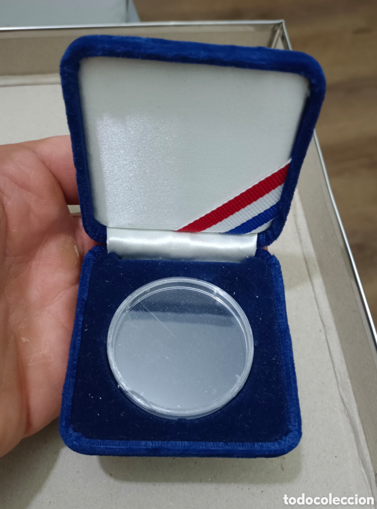 Antig&uuml;edades: Caja , estuche vacio para guardar moneda , dolar ...