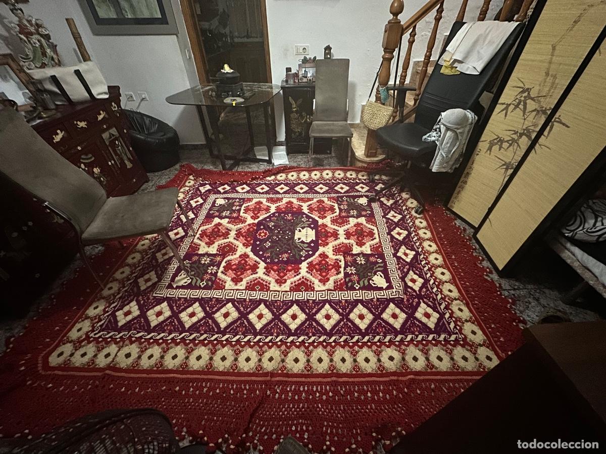 Antiques: Alfombra antigua, ganchillo, crochet hecha a man , &uacute;nica 2,46 x 2,46 cm