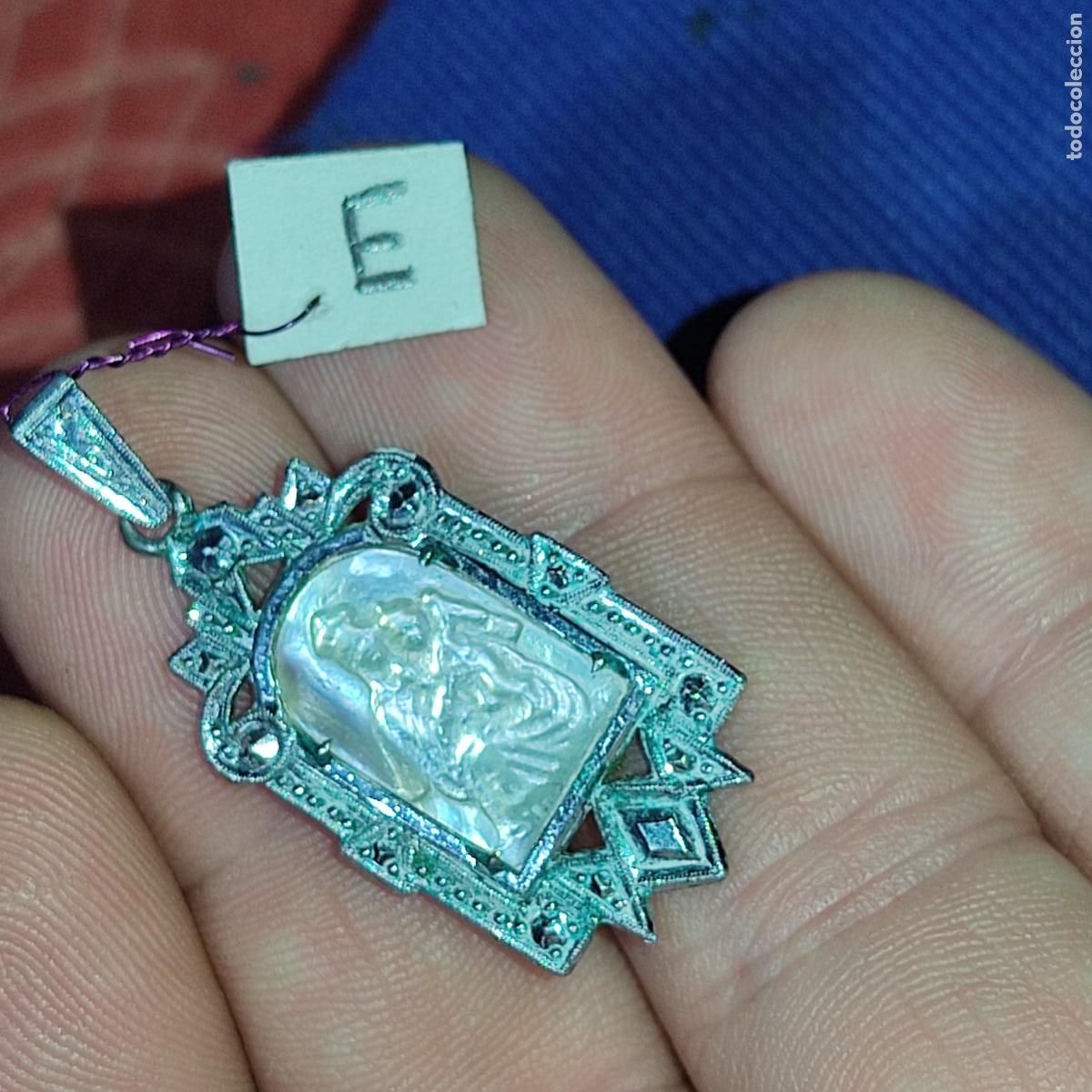 Antig&uuml;edades: Antigua medalla de nacar y plata de la virgen del Pilar. *E*