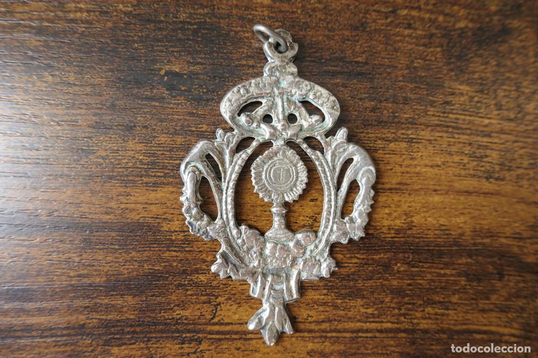 Antig&uuml;edades: medalla o insignia religiosa antigua de metal plateado de una archicofrad&iacute;a o hermandad