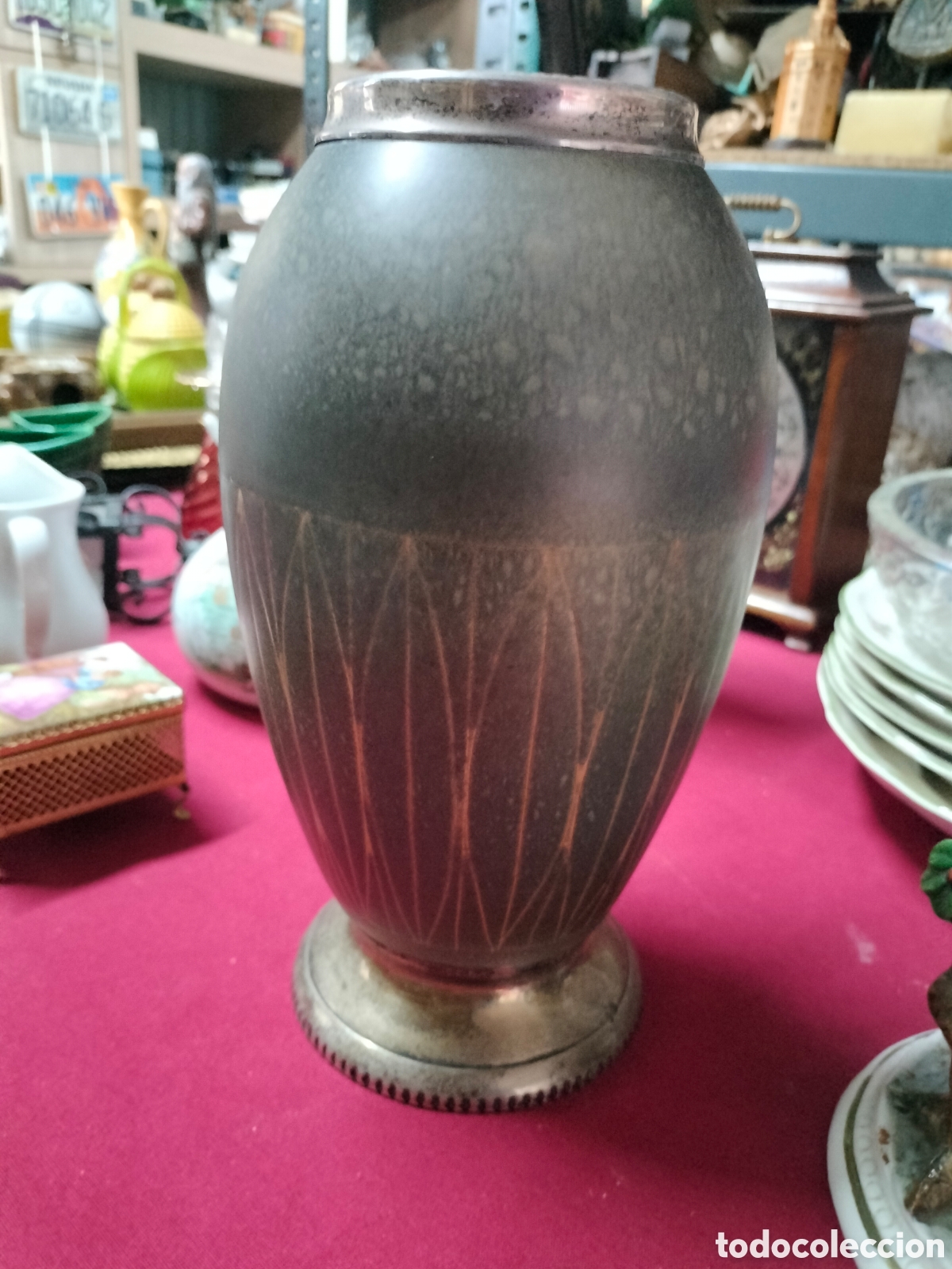 Antig&uuml;edades: jarr&oacute;n base y cuello de plata con un sello de un taller reconocido de la era Art D&eacute;co WMF Ikora