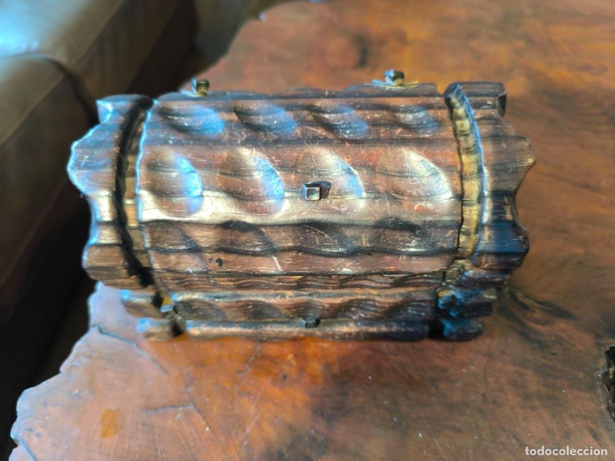 Antig&uuml;edades: COFRE O BAUL MADERA TALLADA UNA PIEZA CON HERRAJES DE HIERRO 18X9X12 CM